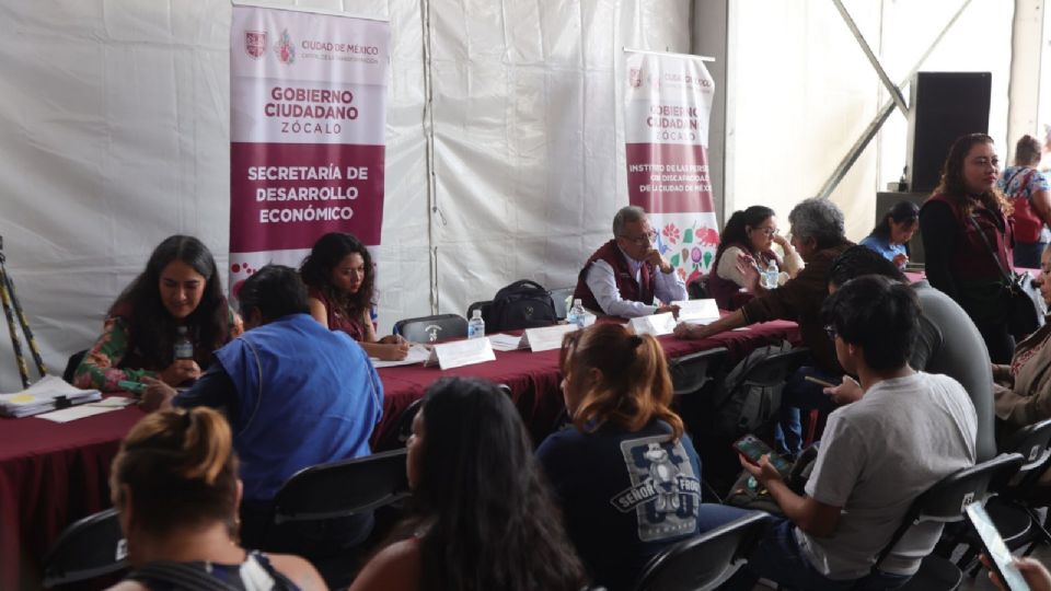 Funcionarios de distintas dependencias del gobierno de la Ciudad de México atienden a ciudadanos durante la jornada número 34 de “Zócalo de Gobierno Ciudadano'.