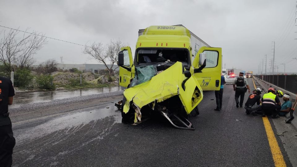 Debido al percance, la arteria permanece cerrada a la circulación durante, ocasionando gran caos vehicular.