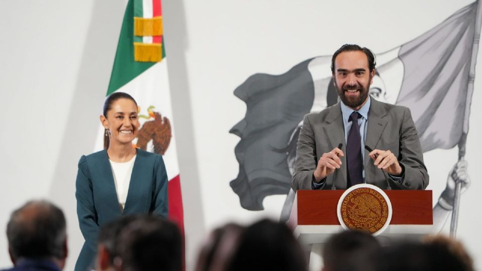 Claudia Sheinbaum, presidenta de México y Andrés Lajous, director de la Agencia Reguladora de Transporte Ferroviario.