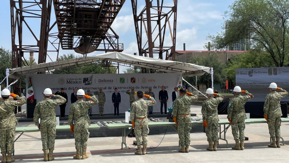Samuel García encabezó la destrucción de armas decomisadas y destacó la baja en delitos de alto impacto en Nuevo León.