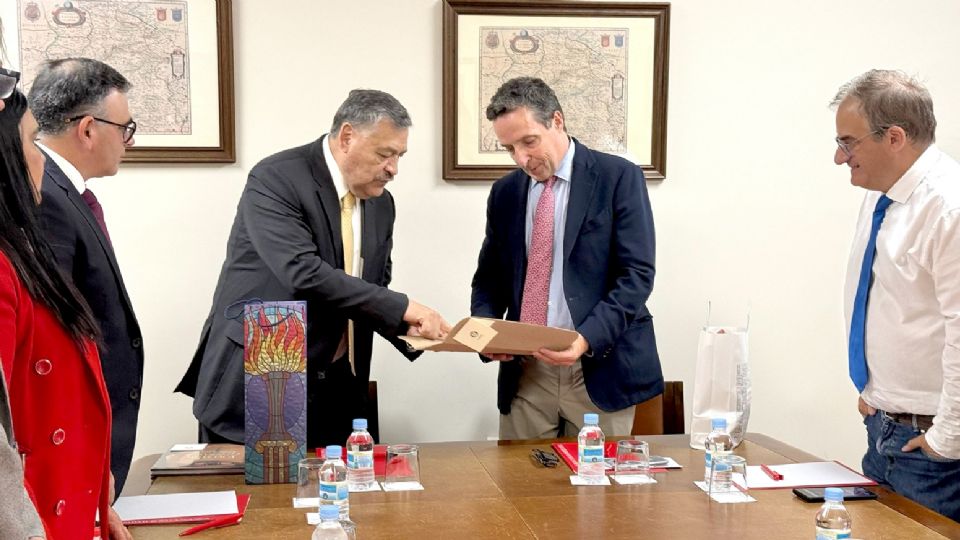 El rector de la UANL, Santos Guzmán López, y el rector de la Universidad de Salamanca, Juan Manuel Corchado, encabezaron la reunión donde se formalizó la creación de la Cátedra Escuela de Salamanca y programas de posgrado conjuntos.