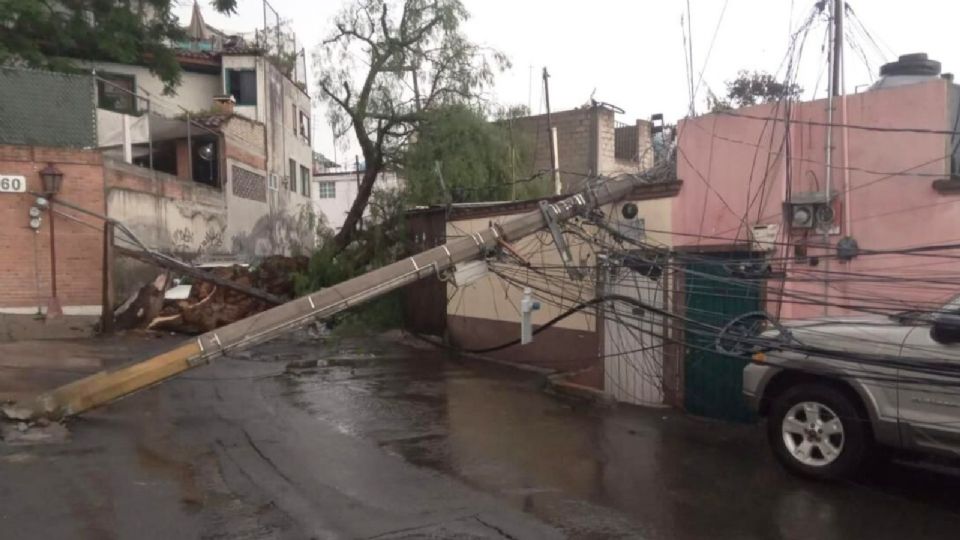 El tren ligero sigue suspendido por acumulación de agua en el cruce de Tlalpan y San Juan de Dios.