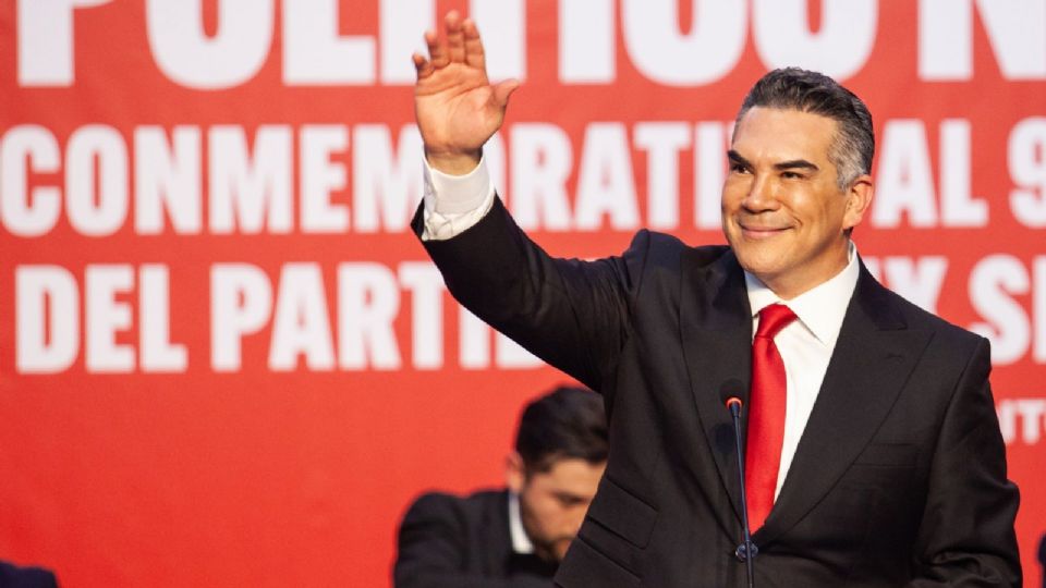 El senador y líder nacional del PRI anunció que acudirá ante organismos internacionales para denunciar la persecución en su contra.