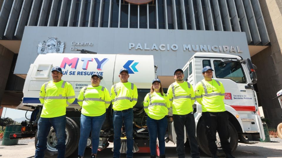 Adrián de la Garza presentó la nueva maquinaria de limpieza que operará principalmente durante la noche en avenidas de Monterrey.