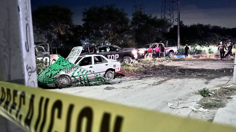 La persecución terminó cuando los oficiales chocaron su patrulla contra el auto de los agresores, asegurando un arma larga y el vehículo.