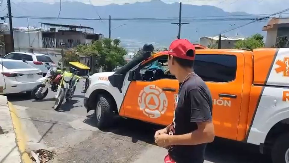 Paramédicos de Cruz Roja trasladan a una menor lesionada tras accidente de motos en colonia San Pedro 400.