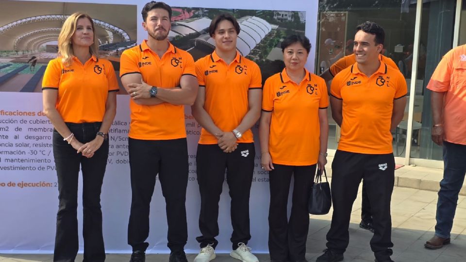 Samuel García durante la entrega de medallas, donde anunció la construcción del nuevo domo para el CARE.
