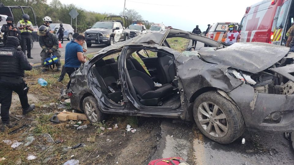 En el lugar rescataron a dos mujeres atrapadas tras la volcadura en la carretera Hualahuises-Montemorelos, donde cinco personas resultaron lesionadas.