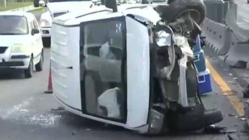 La camioneta de un repartidor de tortillas volcó tras un presunto cerrón en la carretera a Laredo, en Apodaca.
