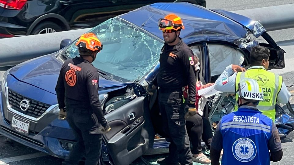 Rescatistas estatales y municipales atendieron un choque entre un auto y un camión en Monterrey.