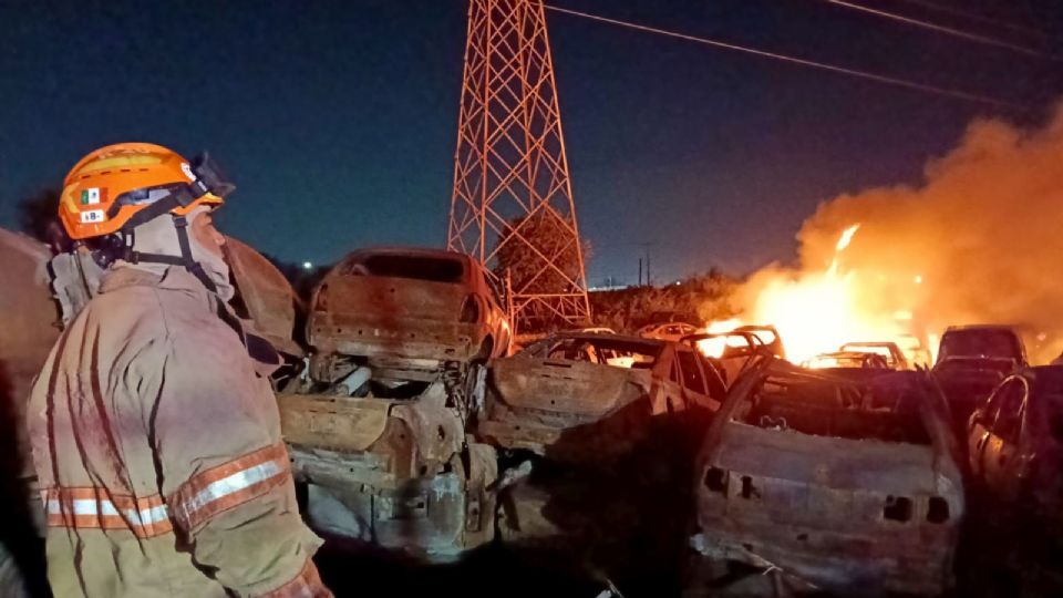 Bomberos y Protección Civil trabajaron durante más de tres horas para controlar el incendio en un corralón de El Carmen, Nuevo León.