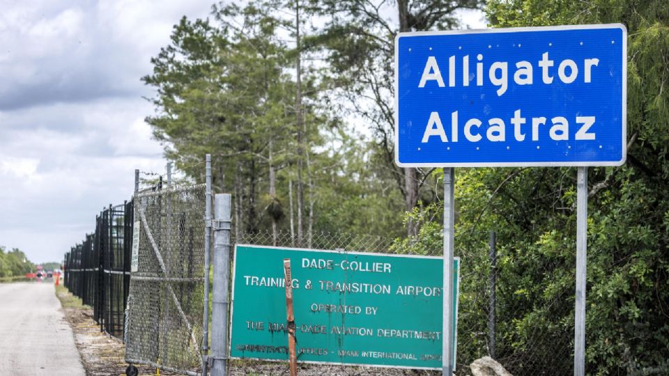 México atiende a 81 connacionales recluidos en 'Alligator Alcatraz' en EU.
