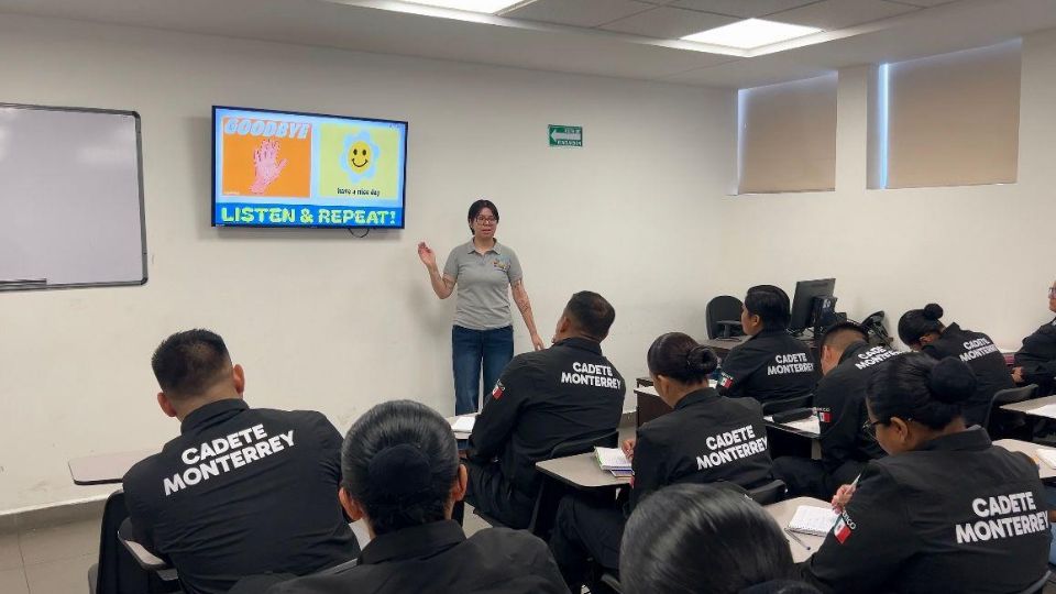 Policías de Monterrey reciben capacitación en inglés y atención a turistas rumbo a la Copa Mundial 2026.