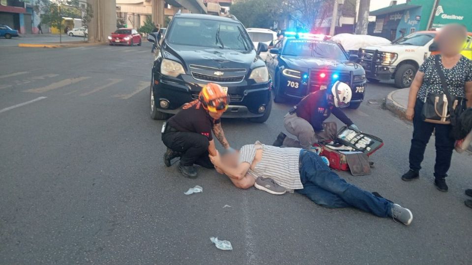 Protección Civil y Cruz Roja auxiliaron a un adulto mayor atropellado en Colón.