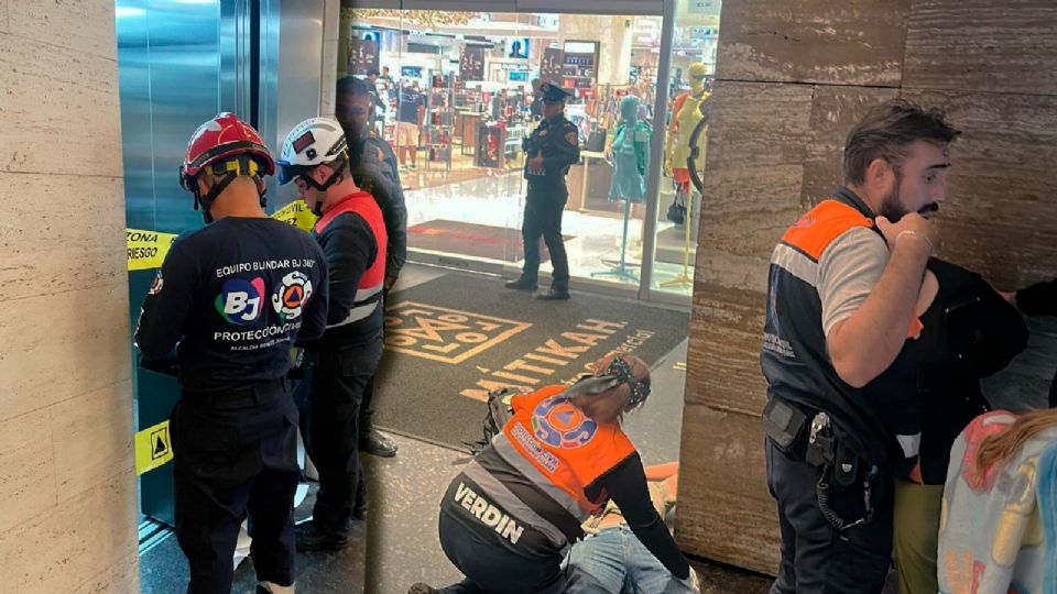 Servicios de emergencia atienden a los lesionados tras el desplome de un elevador en Plaza Mítikah.
