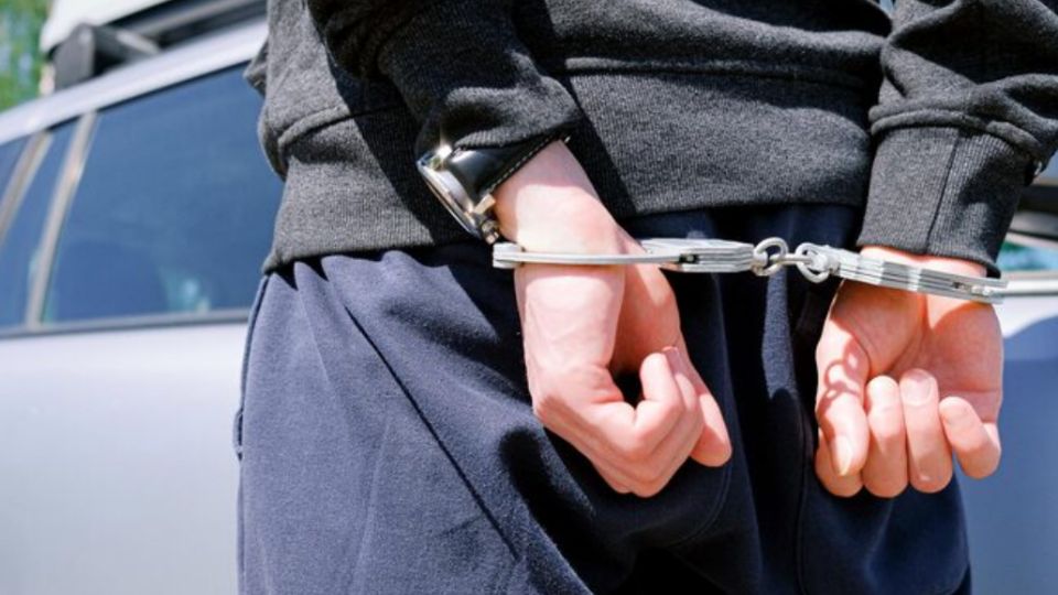 Los policías localizaron a dos personas a bordo del automóvil color blanco, el cual coincidía con el que estaba en investigación.