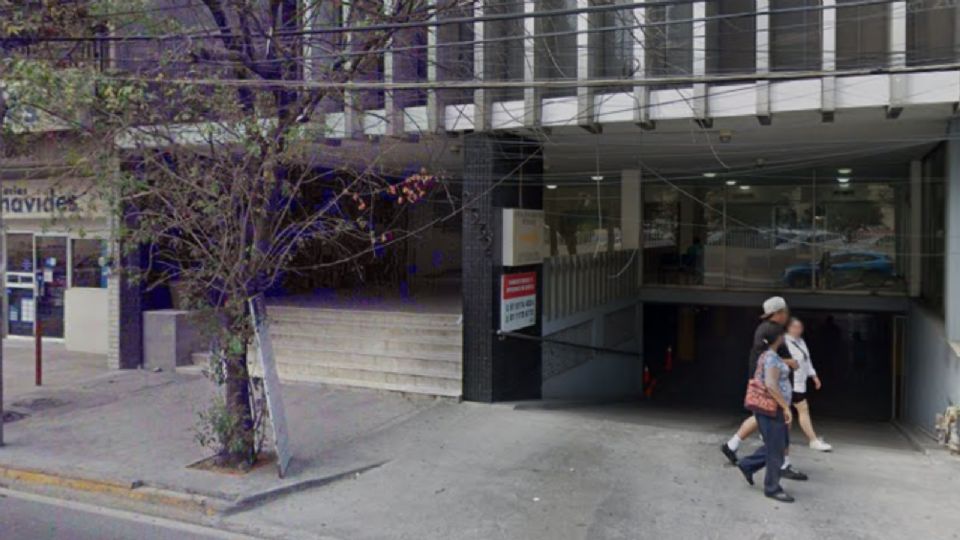 Agentes ministeriales resguardan la clínica en el sector Obispado donde la joven fue intervenida.