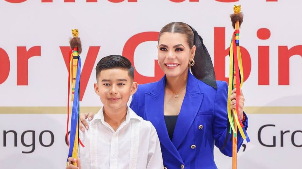 Toma de protesta del nuevo gobernador infantil en Guerrero.