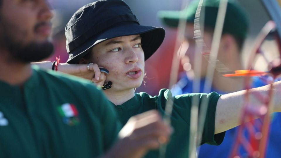 Adriana Castillo y Máximo Méndez celebran el oro en arco compuesto por equipos mixtos en Asunción 2025.