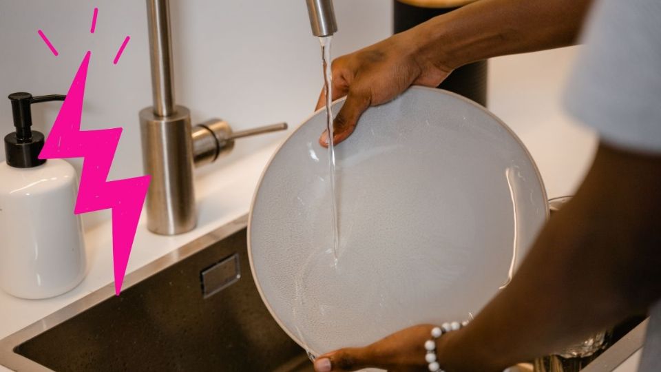 Protección Civil revela la razón por la que no debes lavar los trastes y bañarte durante las torment