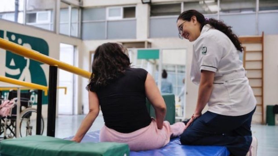 El área de hospitalización, con 50 camas censables, registró estancias promedio de 19 días.