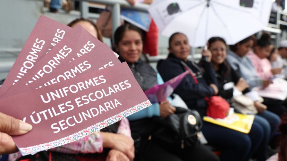 Más de un millón de estudiantes en CDMX recibirán apoyos para útiles y uniformes.