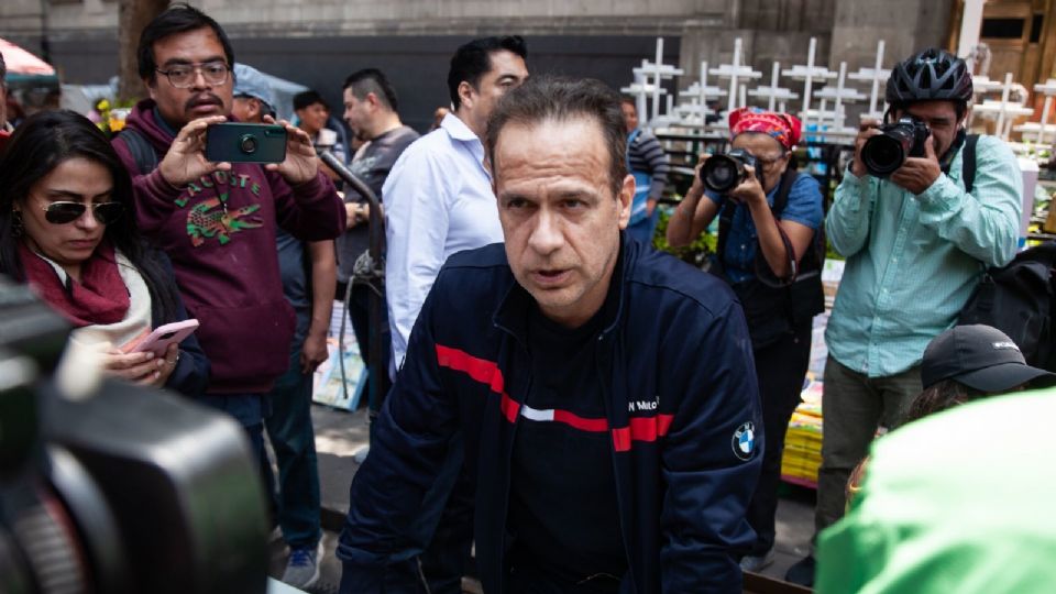 Israel Vallarta acompañado de su esposa Mary Sainz ofreció conferencia de prensa frente a la Corte.