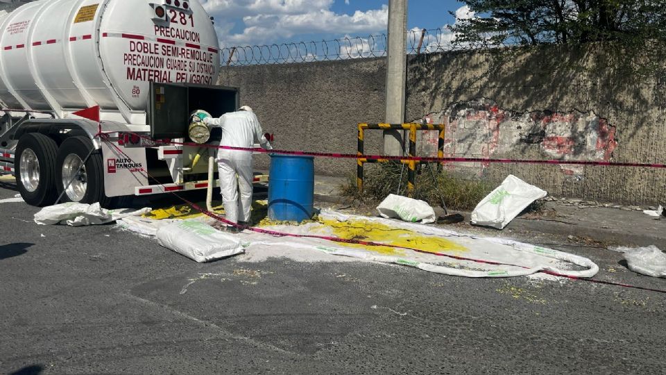 Elementos de Protección Civil y Bomberos de Nuevo León controlan la fuga de ácido clorhídrico en Ruiz Cortines frente a Cementos Monterrey.