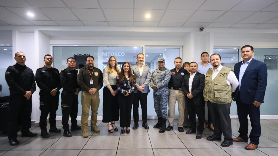 El alcalde de Monterrey encabezó la Mesa de Construcción de Paz y Seguridad en el C4, con participación de autoridades federales y estatales.