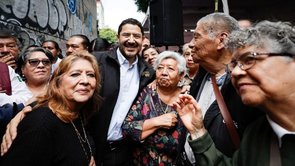 Martí Batres supervisa demolición de Hospital del Issste.