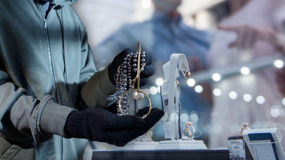 Cámaras de seguridad captaron el momento en que dos sospechosos abandonaron una motocicleta antes de huir en auto hacia el Estado de México.