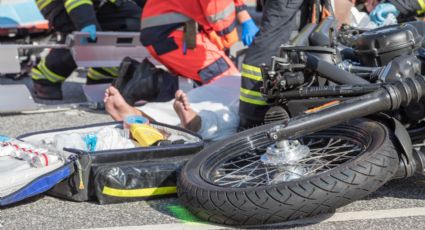 Muere motociclista tras ser embestido por tráiler en Escobedo; el conductor huyó
