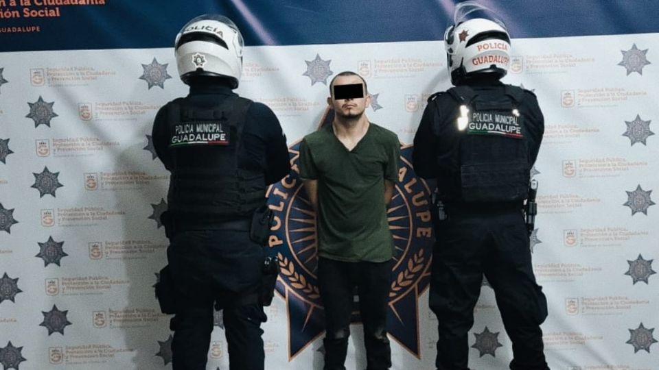 La Policía de Guadalupe detuvo a un hombre con resguardo domiciliario tras hallarlo con 15 dosis de droga en la colonia 2 Ríos.