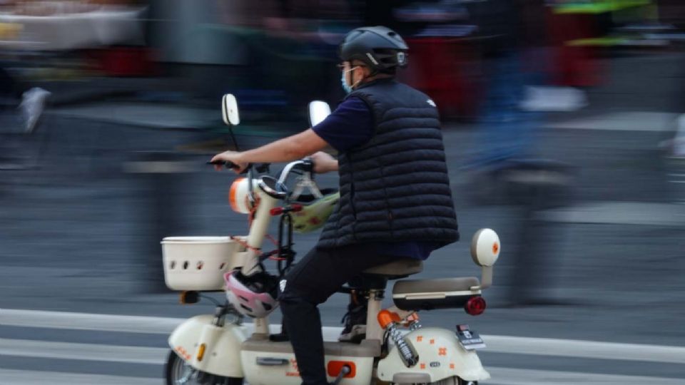 CDMX establece reglas para scooters y bicis eléctricas: se exigirá permiso, pero no placas, según la nueva ley.