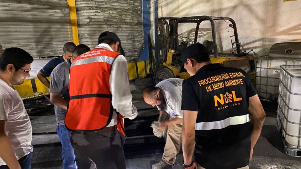 Autoridades inspeccionaron la empresa de cartón en San Nicolás tras detectar descargas irregulares de aguas residuales.