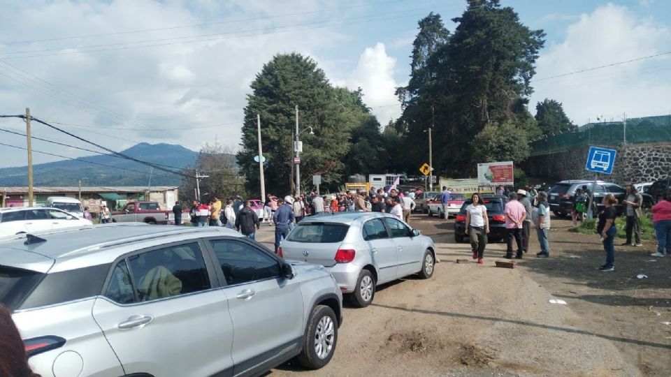 Los manifestantes colocaron diversos obstáculos sobre la carretera para impedir a toda costa el paso vehicular.