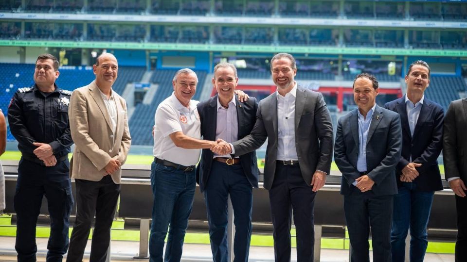 Adrián de la Garza durante la reunión con el Comité Organizador de la Copa Mundial FIFA 2026 en el Estadio BBVA.