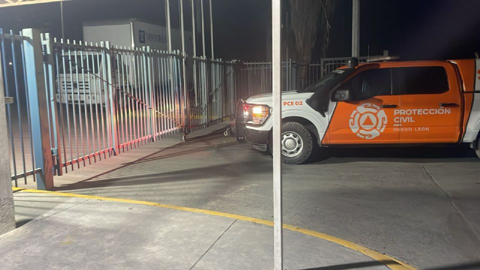 Protección Civil de Nuevo León suspendió labores en la planta tras el accidente laboral en Ciénega de Flores.