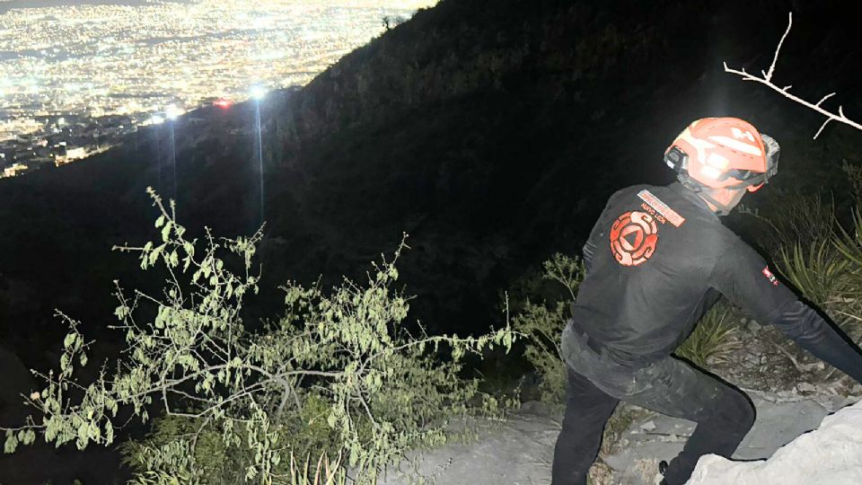 Protección Civil de Nuevo León reanudó al amanecer el operativo de búsqueda en el Cerro de las Mitras, en Santa Catarina.
