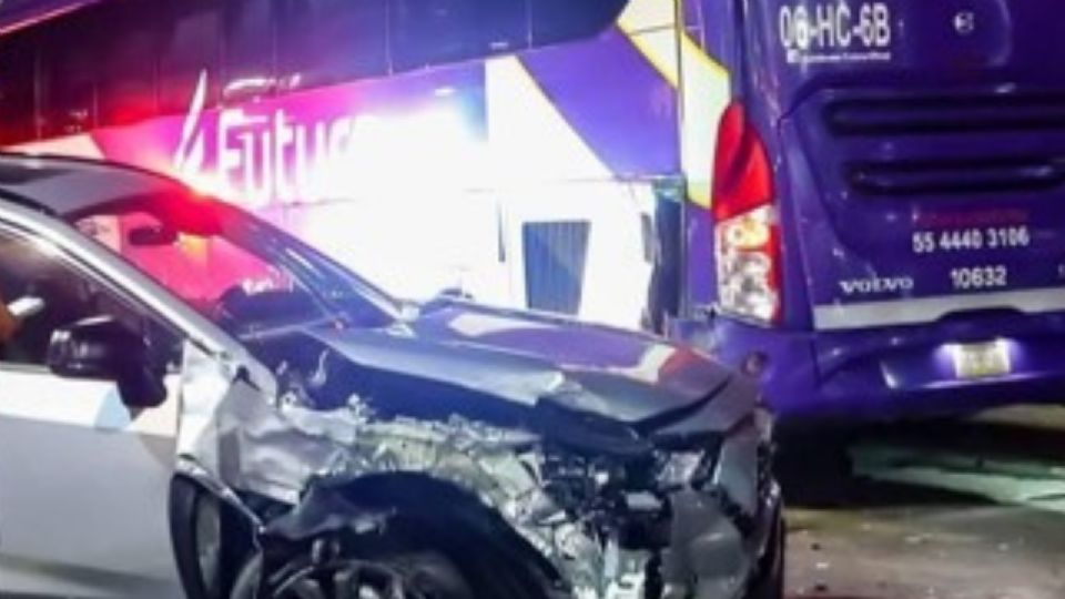 El choque entre una camioneta y un autobús en Monterrey dejó cuatro personas lesionadas durante la madrugada.