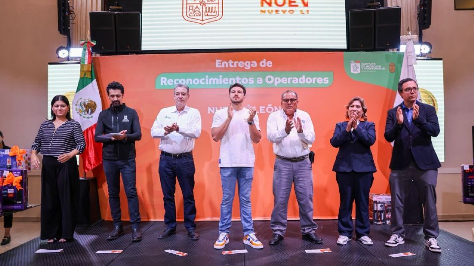 El gobernador Samuel García entregó reconocimientos y apoyos a operadores del transporte público en Guadalupe.