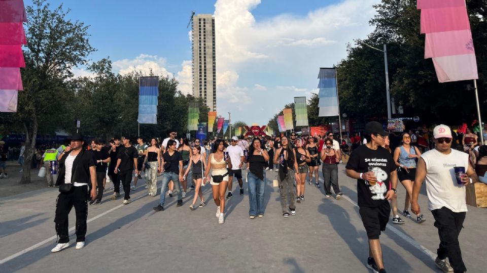 Desde temprana hora, decenas de jóvenes ingresaron al Parque Fundidora para disfrutar del festival Dale Mixx.