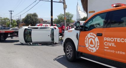 Conductor resulta herido en volcadura sobre Fidel Velázquez en Monterrey