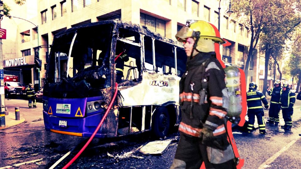 Bomberos en el Centro Histórico de la CDMX.