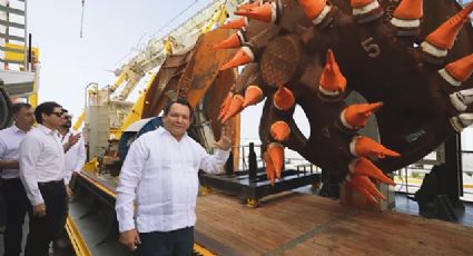 Gobernador Joaquín Díaz Mena visita el buque de dragado Fernando Magallanes