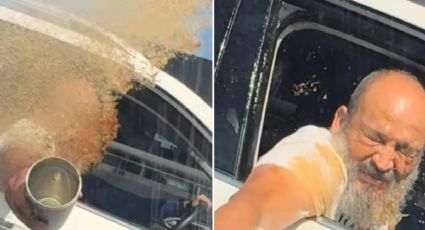 Lord Café intenta lanzar vaso a un automóvil y termina bañándose él mismo | VIDEO