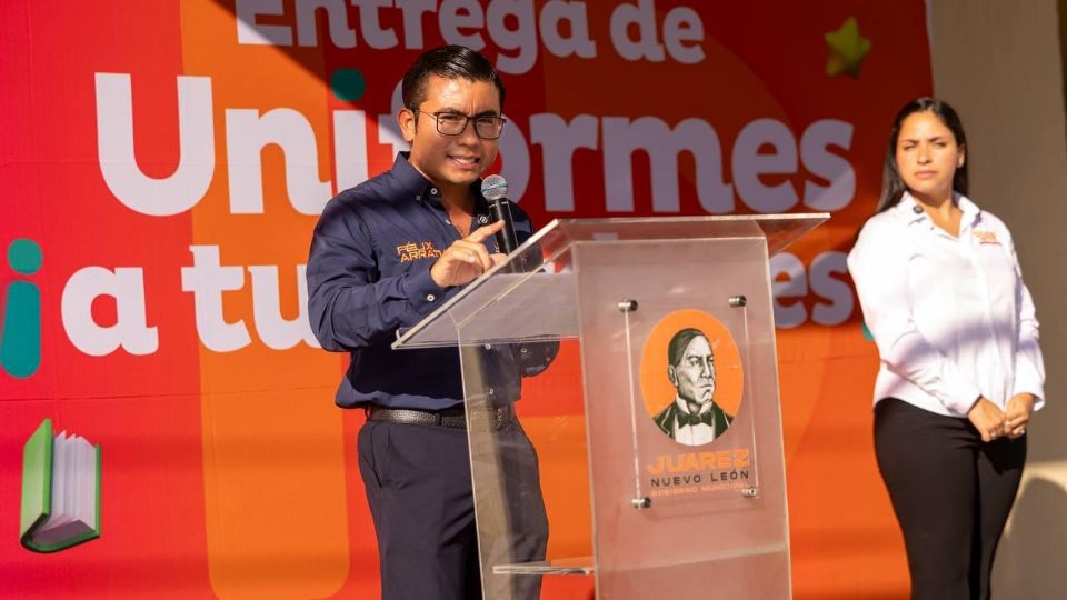 Félix Arratia, Alcalde de Juárez, encabezó la entrega de uniformes escolares junto a su esposa, Mónica Oyervides, Presidenta del DIF Municipal.