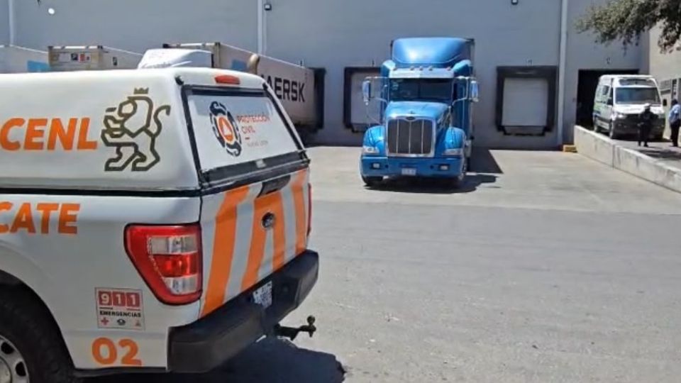 Unidades de Protección Civil y Policía de Escobedo atendieron el accidente laboral en Dicka Logistics, donde un trabajador perdió la vida.