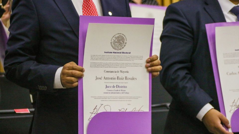INE entrega constancias a juzgadores y magistrados.