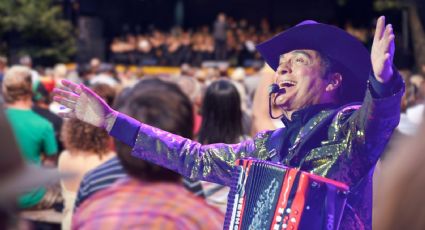 VIDEO | Momento exacto en que vocalista de los Tigres del Norte cae durante concierto en FENAPO 2025